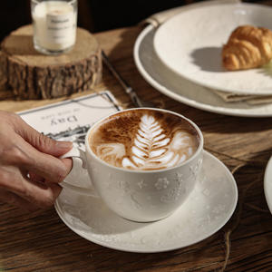 Juego de Taza y Platillo de Cerámica para Café Capuchino con Relieve Navideño Estilo Europeo para Restaurante o Té de la Tarde - Product Image 4