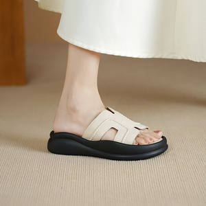 Chanclas de piel de oveja para mujer, de punta redonda y color liso, para uso casual, sandalias cómodas de suela gruesa y plana. - Product Image 4