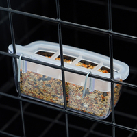Mangeoires à oiseaux en plastique suspendues portables 4 trous anti-éclaboussures boîte à nourriture pour oiseaux Cage utiliser bol de nourriture pour perroquet de caille