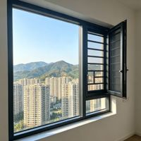 Ventana Abatible Lateral de Aluminio con Rotura de Puente Térmico Aomeja, con Sistema de Microventilación, Mosquitera y Panel Fijo
