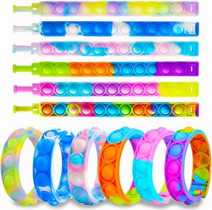 Pulsera de silicona arcoíris con burbujas, juguete antiestrés descompresivo, pulsera cuadrada con efecto tie-dye para niños - Product Image 2