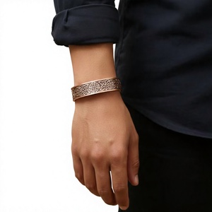 Kada en cuivre massif, motif floral estampé, style ayurvédique traditionnel, bijou en métal tendance au design exquis - Product Image 1