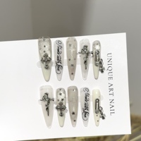 Ongles press-on personnalisés faits main, noir et rose, motif galaxie, avec étoiles, paillettes, cristaux, croix, et ensemble de breloques en strass