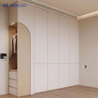 MACIO Armoire de chambre élégante, meuble de rangement sur mesure pour appartement, armoire intégrée avec coiffeuse, design moderne