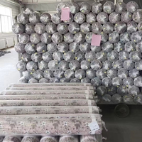 Tissu satiné tissé en usine 100% polyester, anti-boulochage, résistant à l'abrasion, poids moyen, teint, toucher doux, 85 GSM