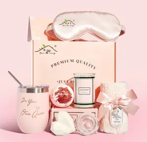 Set de Regalo de Cumpleaños de Lujo: Caja de Algodón Ecológica con Diseño Floral Moderno Impreso Digitalmente, Set de Ducha, Vaporizador de Sales de Baño para Spa y Velas Jabón - Product Image 1