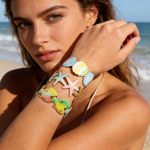 Bracelet sur le thème de l'océan en acier inoxydable plaqué or 18 carats avec coquillages arc-en-ciel, étoiles de mer et poissons marins, bijoux pour femmes - Product Image 1