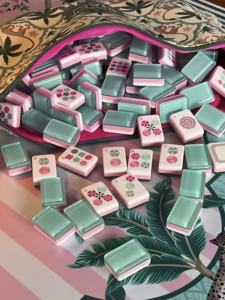 Juego de Mahjong Americano de Acrílico de Doble Capa Verde y Rosa, Diseño de Flores Tropicales y Monos, Fotos Reales, En Stock, Envío Rápido - Product Image 4
