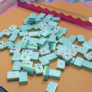 Tuiles <span class=keywords><strong>de</strong></span> Mahjong en Acrylique Bleu Glacé Américain Modernes et Mignonnes pour <span class=keywords><strong>Jeu</strong></span> <span class=keywords><strong>de</strong></span> Table, Fabriquées à la Main, Vente en Gros - Product Image 4
