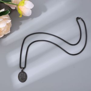 Collier avec pendentif ovale gravé de l'archange Michel plaqué or 18 carats, imperméable, de la marque Dina Fashion, pour homme - Product Image 5