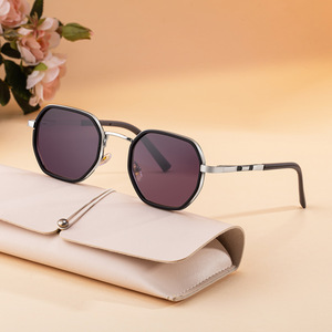 Lunettes de soleil polygonales à monture carrée Ly-98424 pour femmes, monture en plastique noir et métal, verres PC, protection UV400, style extérieur - Product Image 5