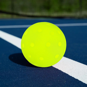 Vente en gros de balles de pickleball moulées prêtes à l'emploi, haute élasticité, vol stable pour la compétition, sports de plein air, pour hôtels - Product Image 2