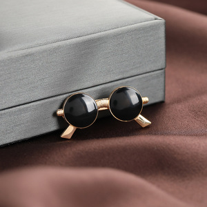 Mini broche lunettes de soleil en alliage plaqué noir, accessoire de mode unisexe, collection Printemps 2024 - Product Image 1