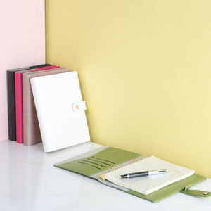 Carnet A5 en cuir PU tendance, carnet minimaliste à feuilles mobiles avec ferrures dorées et intérieur multi-poches - Product Image 1