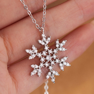 Collana con ciondolo a forma di fiocco di neve per donna, regalo di gioielli alla moda scintillanti per le vacanze - Product Image 1