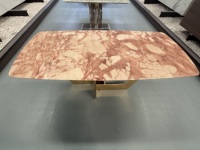 Table à manger en marbre rose de luxe, table en pierre naturelle polie, mobilier moderne sur mesure pour villa
