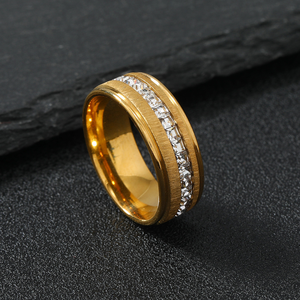 Anillo de Acero Inoxidable Chapado en Oro PVD al por Mayor |   Zirconia Rectangular de Lujo con Corte Rectangular, Completamente Pavimentada, Resistente al Agua e Hipoalergénica - Product Image 6