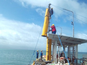 Cần cẩu nâng thuyền cố định cột 5 tấn 6 tấn, cần cẩu xoay nâng tàu với bộ phận tách tải - Product Image 3