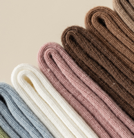Vente en gros de chaussettes polyvalentes en coton pour femmes, couleur unie d'été, utilisation quotidienne avec logo personnalisable sur le corps et les poignets