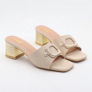 Y alta qualità 5cm gomma Superfi punta aperta goffo tacco medio donna sandali taglie forti da donna - Product Image 5