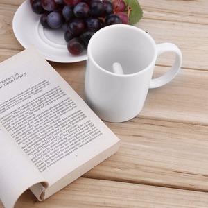 Caneca de cerâmica com design criativo para café e leite, caneca de cerâmica com capacidade de 100-200ml, caneca de dedo médio branco estilo novidade - Product Image 3