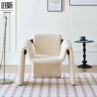 Fauteuil d'appoint à structure géométrique, rembourrage épais et volumineux, structure en bois massif, chaise aux tons neutres pour Airbnb et salle d'exposition