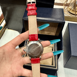 Montres à quartz analogiques rondes pour femmes avec cadran à chiffres romains, éléments flottants et bracelet en cuir gaufré façon croco Chopards - Product Image 3