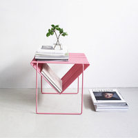 Bâtiment en fil métallique, table basse rose, de haute qualité, directement au salon, magazine, fil métallique