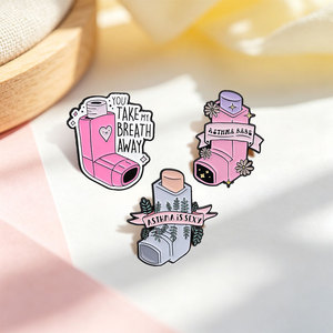 Romantische Rosa Asthma-Ihre-Atem-Entferner-Brosche: „Du Errechen Deinen Atem Weg“ – Lustige Emaille-Anstecknadel für Rucksack und Revers, Schmuckgeschenke - Product Image 2