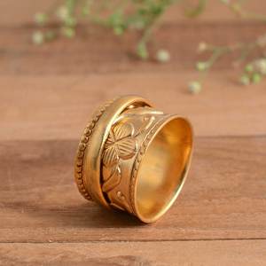 Anillo Giratorio de Latón Chapado en Oro de 14K con Textura de Flor Hecho a Mano, Joyería Antiestrés - Product Image 4