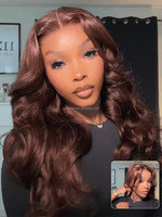 Perruque Lace Front 13x4 avec frange rideau et design oreille-oreille, couleur Mousse Mocha, ondulations naturelles, cheveux vierges indiens, avec système Invisible Drawstring