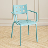 Chaises de salle à manger modernes en gros, dernier design, chaise empilable en plastique PP avec accoudoirs, mobilier pour la maison, le bar, l'appartement, l'école