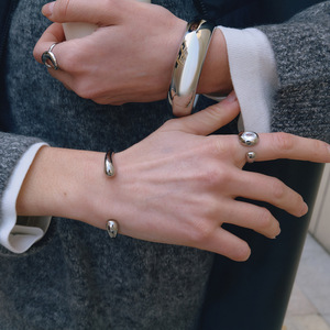 กำไลข้อมือเหล็กไทเทเนียมทรงเรขาคณิตแบบมินิมอล ดีไซน์เปิด เครื่องประดับสำหรับทุกเพศ - Product Image 2