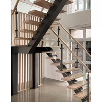 Escalier flottant moderne à une seule poutre avec marches en bois, garde-corps en verre trempé et main courante en bois