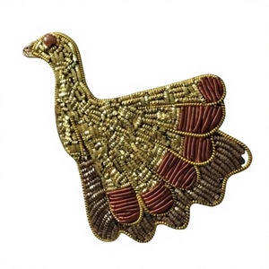 Broche personnalisée brodée à la main, motif cerise cocktail, patch en soie bullionnée, fil métallique, style classique, fixation par épingle de sûreté - Product Image 4