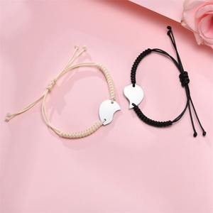 Bracelet de vœux pour couple en cordon tressé d'été du Népal avec breloque cœur personnalisée - Product Image 3