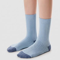 Chaussettes personnalisées pour femmes, chaussettes à double aiguille sans couture, chaussettes décontractées à contraste de couleur, style simple et haut de gamme avec logo personnalisé