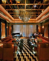 Meubles de restaurant, club, lounge à chicha et boîte de nuit modernes, avec banquette haute en similicuir, table et chaise.