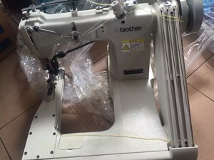 Máquina de coser de cadena doble de brazo de tres agujas <span class=keywords><strong>Brother</strong></span> 9280 de marca original japonesa usada - Product Image 2