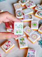 Jeu de tuiles de mahjong américain à motifs floraux de jardin rose, 160 pièces, en acrylique, gravées de roses et de papillons, antidérapantes, personnalisables avec tapis, cadeau