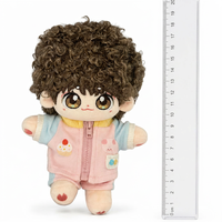 Poupée en peluche personnalisée garçon aux cheveux bouclés, gilet rose, mignonne et kawaii, cadeau de collection, vente en gros