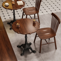 Meubles de restaurant de style médiéval et chinois classique en bois massif et métal, ensemble table et chaises pour café et hôtel