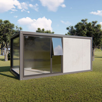 Maison conteneur modulaire préfabriquée moderne à un étage, cabine pod avec fenêtre en verre, bardage en bois, finition en stuc, résistante au feu