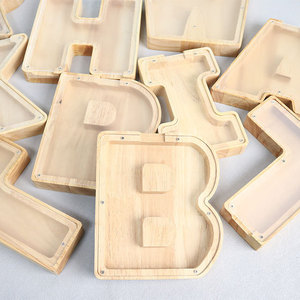 Hucha de madera con forma de letra y estante extraíble para regalo personal - Product Image 1