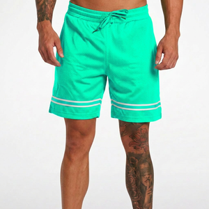 Shorts Bermuda en maille rouge pour homme avec bandes latérales blanches, taille à cordon, vêtements de sport décontractés, respirant, en polyester - Product Image 3