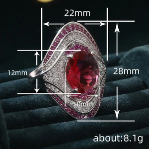Anello Elegante con Accenti Rossi Nobili, Gioiello di Lusso alla Moda per Donne - Product Image 4