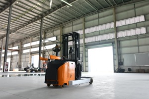 รถยกไฟฟ้า 2 ตัน รุ่น CQDA20-30 รถยกแบบ Reach Truck แบตเตอรี่ตะกั่วกรด 24V210Ah สำหรับอุตสาหกรรมค้าปลีก - Product Image 5