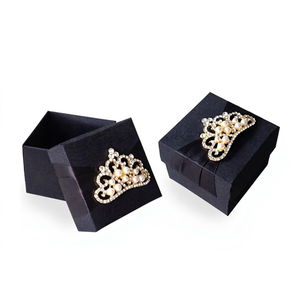Boîtes à dragées de mariage en forme de couronne de perles noires, faites à la main, recyclables, gaufrées, emballage écologique imprimé par Prestige Creations - Product Image 1