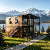 Maison conteneur de luxe extensible à 2 étages, villa modulaire préfabriquée de 40 pieds avec balcon, porte vitrée et terrasse en bois pour hôtel et complexe hôtelier