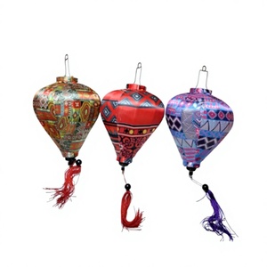 Fabricant vietnamien de lanternes en brocart faites à la main, OEM, lanterne suspendue en tissu personnalisée, lampe ethnique décorative pour la maison - Product Image 2